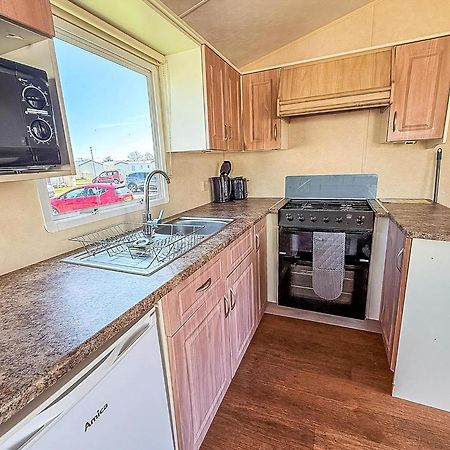 Superb Caravan At Seawick Holiday Park, Sleeps 8 Ref 27202Sw Clacton-on-Sea Eksteriør billede