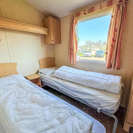 Superb Caravan At Seawick Holiday Park, Sleeps 8 Ref 27202Sw Clacton-on-Sea Eksteriør billede
