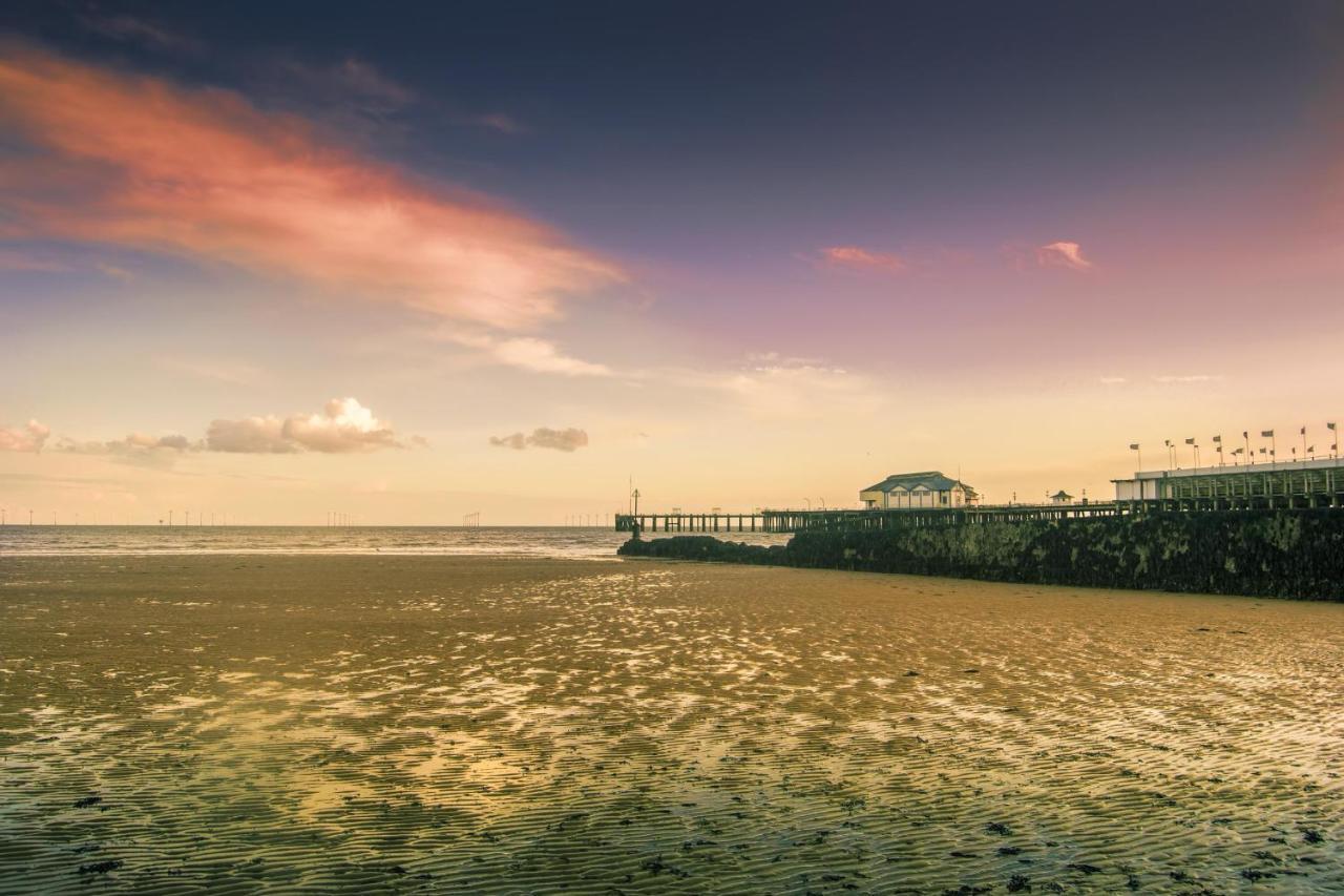Superb Caravan At Seawick Holiday Park, Sleeps 8 Ref 27202Sw Clacton-on-Sea Eksteriør billede