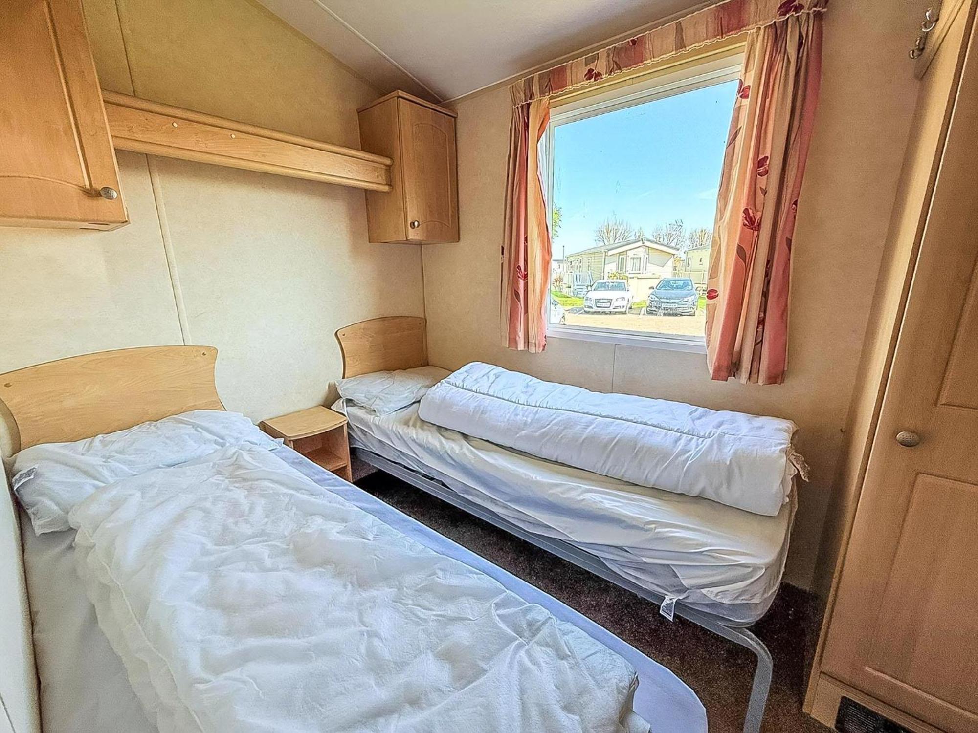 Superb Caravan At Seawick Holiday Park, Sleeps 8 Ref 27202Sw Clacton-on-Sea Eksteriør billede