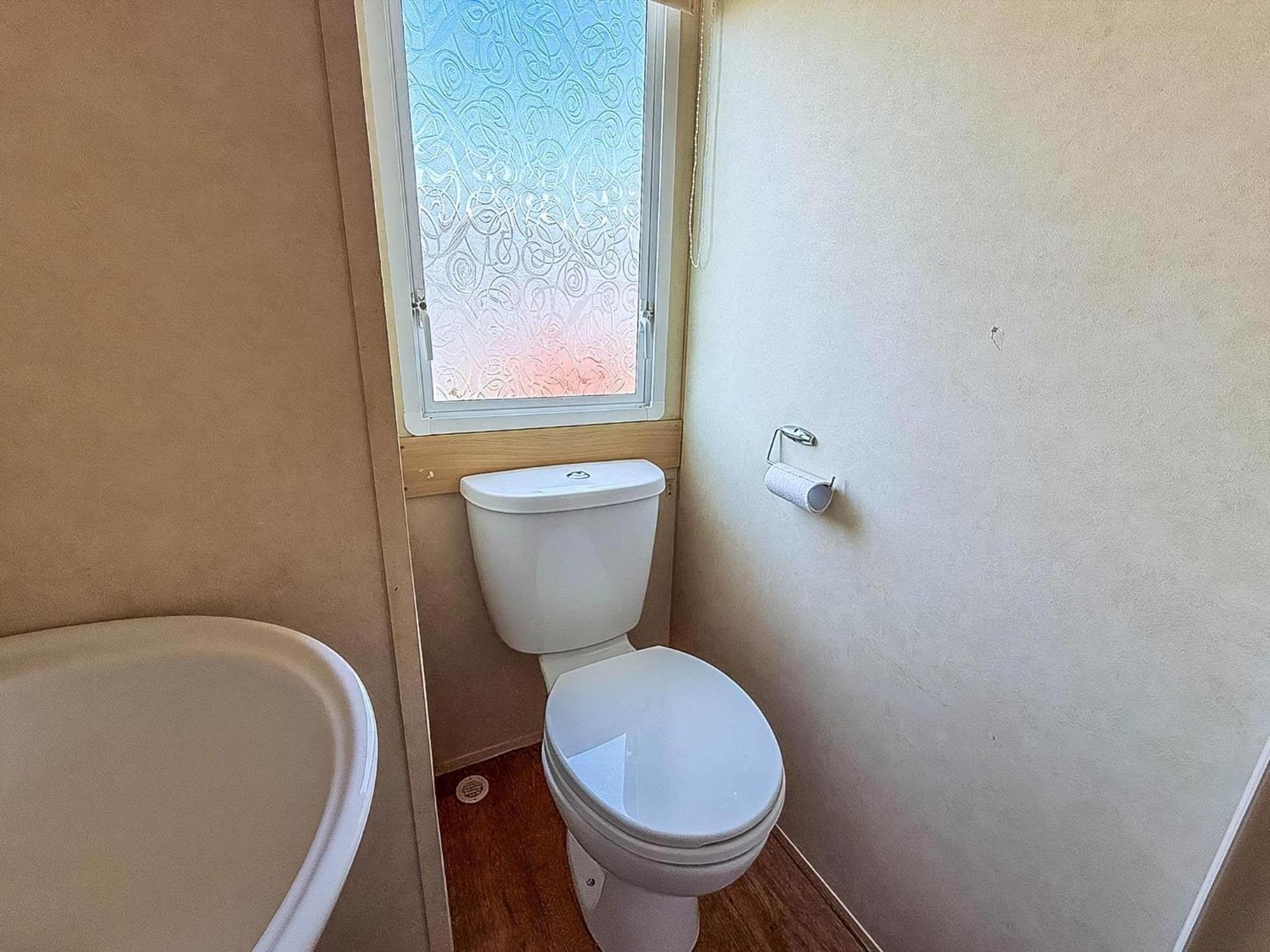 Superb Caravan At Seawick Holiday Park, Sleeps 8 Ref 27202Sw Clacton-on-Sea Eksteriør billede