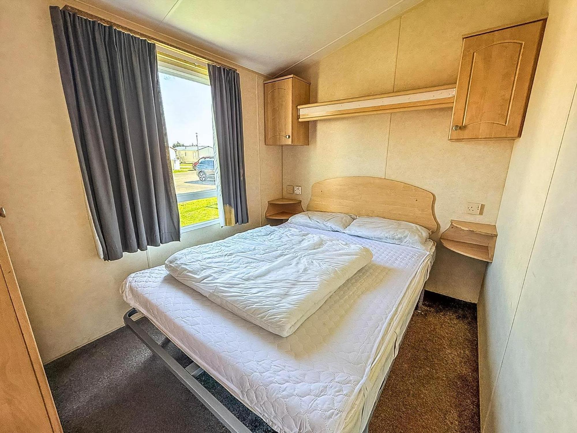 Superb Caravan At Seawick Holiday Park, Sleeps 8 Ref 27202Sw Clacton-on-Sea Eksteriør billede